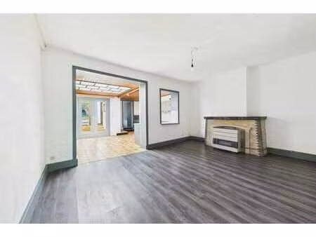 jolie maison avec 3 chambres  garage et jardin située dans u