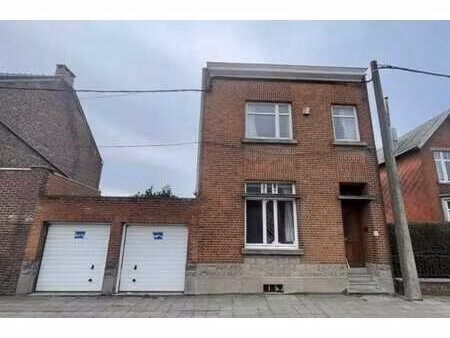 maison d'habitation avec deux garages