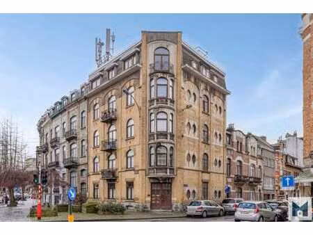 spacieux appartement de plain-pied avec 2 chambres et cour!