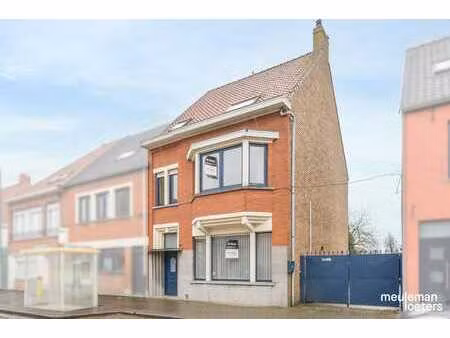 spacieuse maison semi-mitoyenne idéalement située avec un im