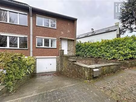 belle maison rénovée avec 4 chambres et 2 salles de bains.