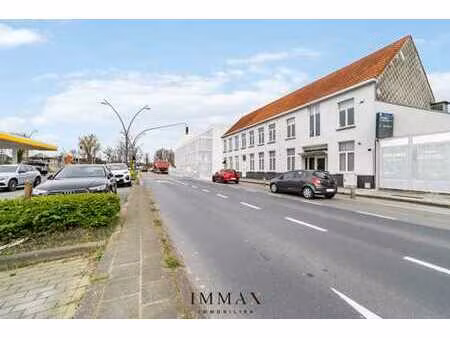 bâtiment historique 'cour de versailles'