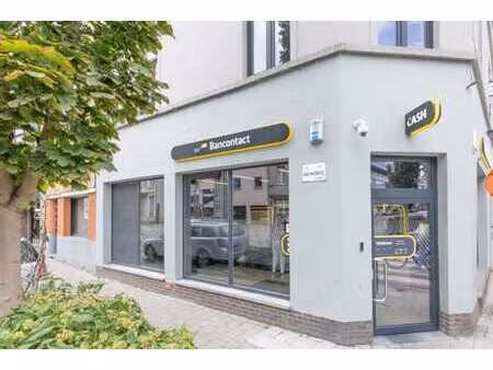 centraal gelegen handelsruimte met vast rendement te gent