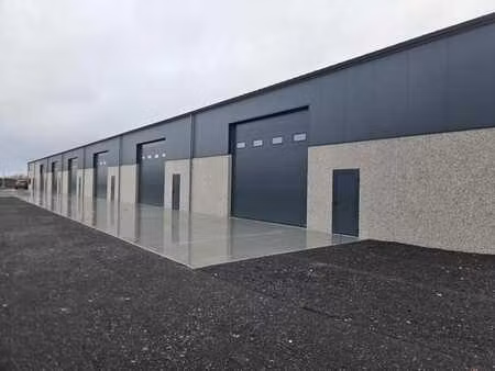 bureaux et hall de stockage à louer