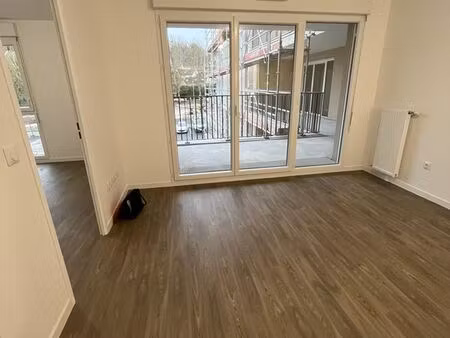 beau t2 neuf avec terrasse