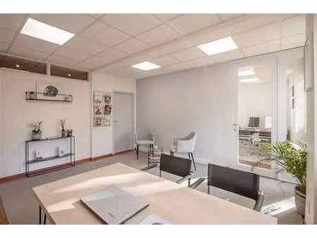 centre - bureaux 70m² + cave + salles communes + parkings 2v