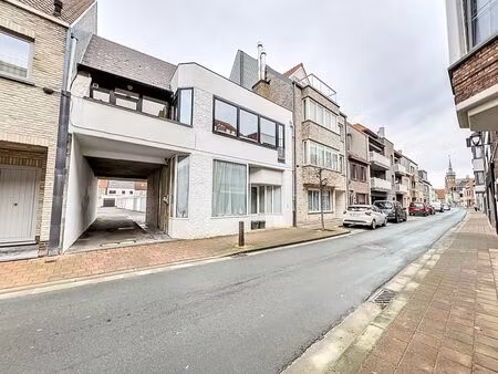 gesloten garagebox gelegen in centrum heist.