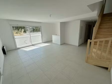 t4 en duplex avec terrasse et parkings à solliès-pont
