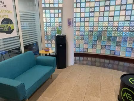 magnifique local professionel a la possession!