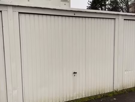 garage box fermé à louer