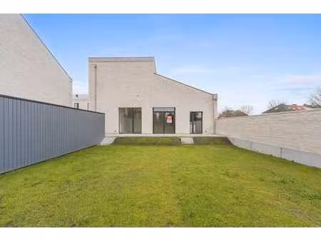 maison neuve à vendre dans un environnement verdoyant à oste