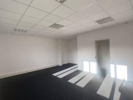 location bureaux et commerces à laval (53000) : à louer / 77m² laval