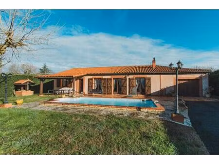 maison de plain-pied t6 de 160 m² avec belle piscine et grand jardin