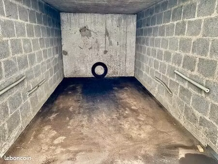 garage individuel fermé dans cour sécurisée