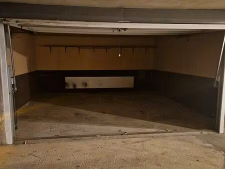 garage disponible à louer