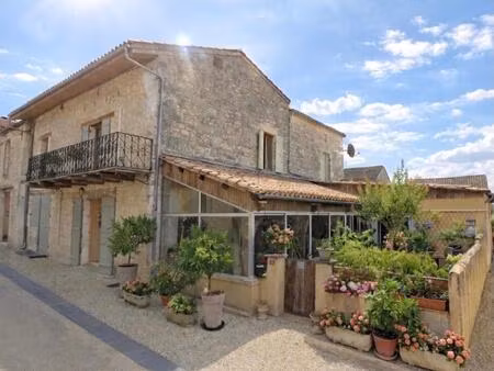 très jolie maison en pierre.