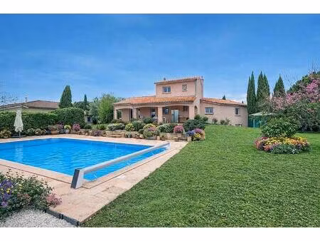 maison de standing avec piscine et vue dégagée