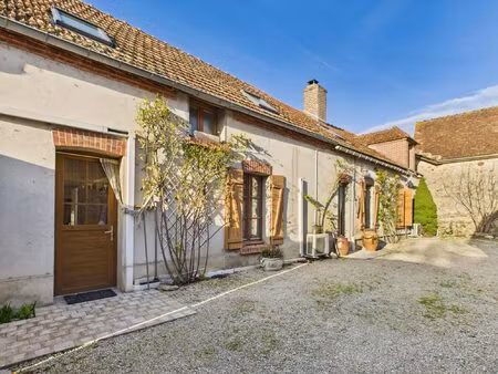 cécile  longère en plein coeur historique de la motte-tilly