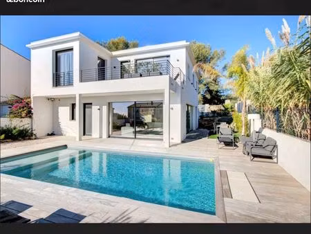 villa neuve avec piscine