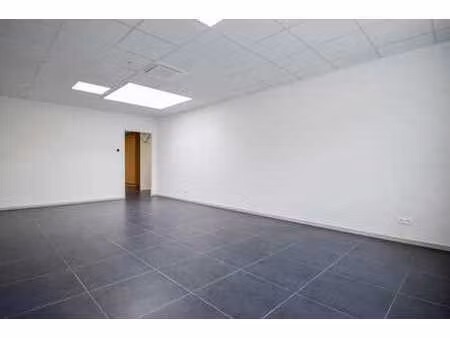 bureau lumineux avec salle d'attente