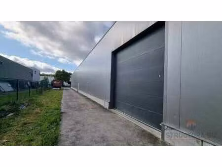 dépôt à louer de 300m² avec parking