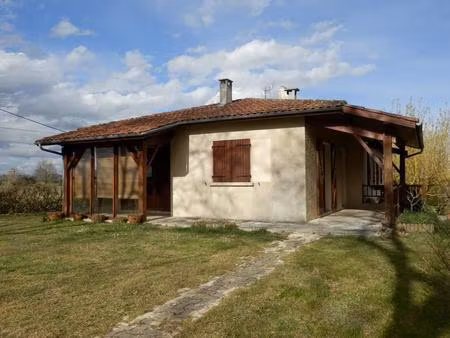 villa en abord de village dans le gers