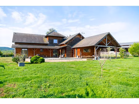 maison contemporaine en bois et son domaine équestre