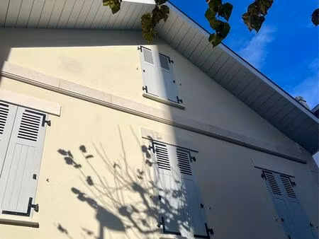 terrasse  jardin et parking en centre-ville