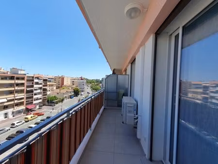 semi-meublé: charmant trois pièces climatisé avec balcons et stationnement