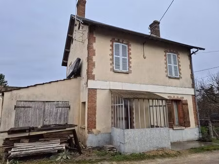 maison avec garage et jardin.