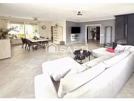 maison rénovée de 156 m² avec véranda  balcon et parking