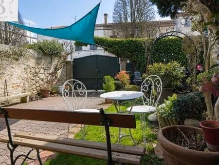 maison de ville avec jardinet en plein centre ville