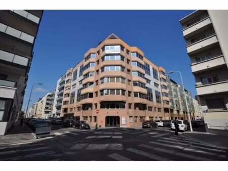 location local professionnel 301m²