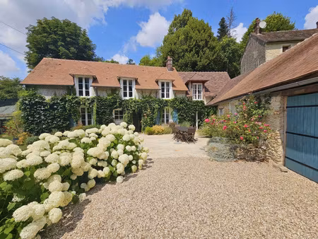 charmante maison en pierres dans petit hameau tranquille