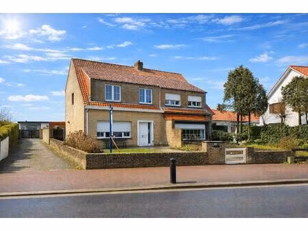 woning met een leuke binnentuin en garage te knokke