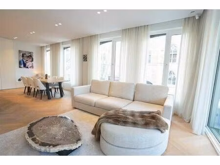 high-end appartement met frontaal zicht op de grote markt met garage en extra staanplaats 