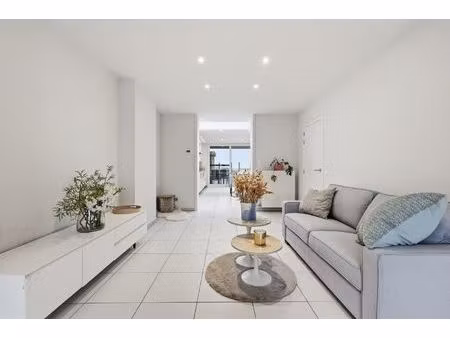 luxueus gerenoveerde gezinswoning met uitweg  epc b en 3 slaapkamers