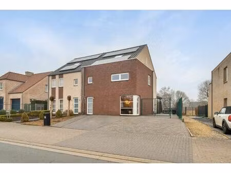 recente  goed afgewerkte gezinswoning op een perceel van 5a15ca nabij het dorpscentrum van