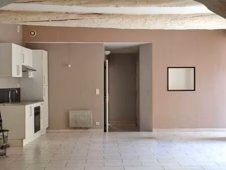 grand t3 de 87 m² avec terrasse et jardin en plein centre de lambesc  fort potentiel après