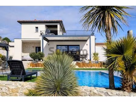 magnifique villa contemporaine proche des commerces.