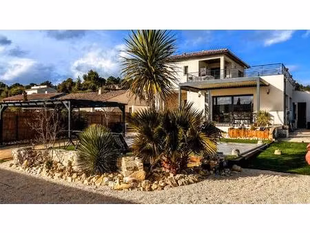 magnifique villa contemporaine proche des commerces.