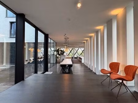 modern gebruiksklaar gemeubeld kantoor aan de oude dokken ontworpen door caan architecten.