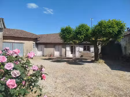 à vendre charmante maison de village de plain-pied avec dépendances sur 1026 m2