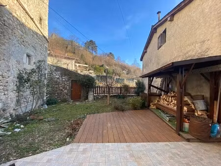 maison de village avec extérieur