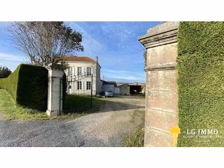 superbe propriété avec dépendances d'un total de 590m2 au milieu de son parc arboré proche