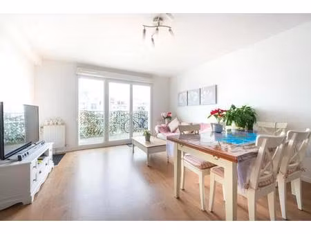 appartement lumineux avec balcon à trappes