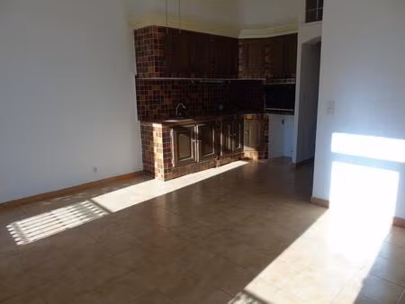 vidauban: charmant t2 en plein centre ville