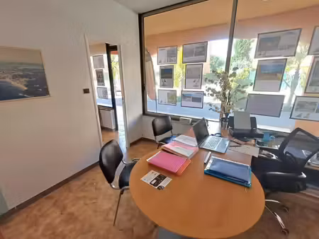 location commerce 3 pièces 16 m² à la londe-les-maures (83250)
