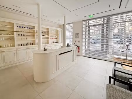 bureaux livrés rénovés climatisés  avec parquet et moulures