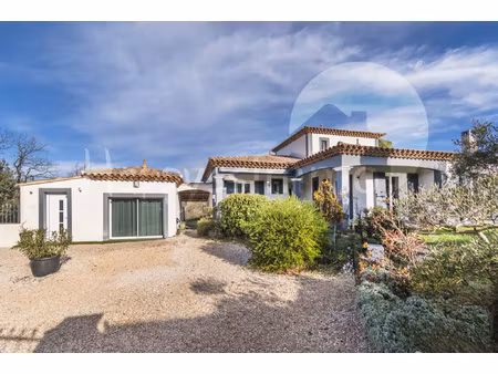 villa de 163 m2 sur 2400 m2 de terrain avec piscine et dépen